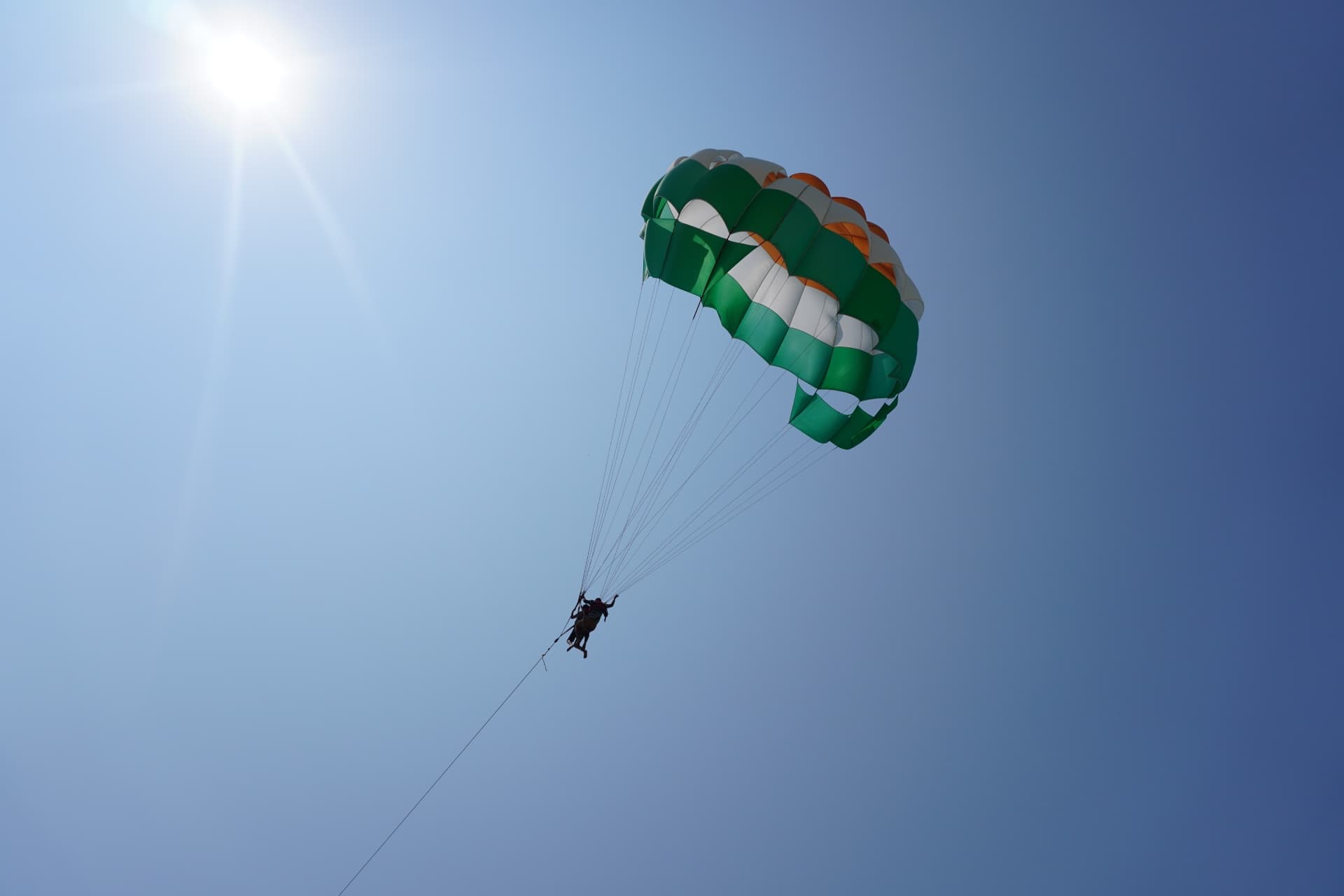 People paragliding